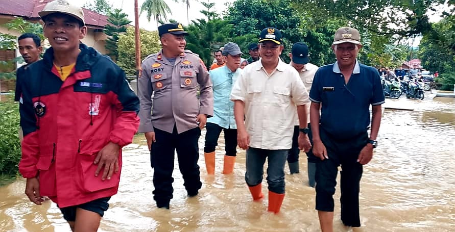 Bupati Pasaman, Welly Suhery saat pantau kondisi banjir